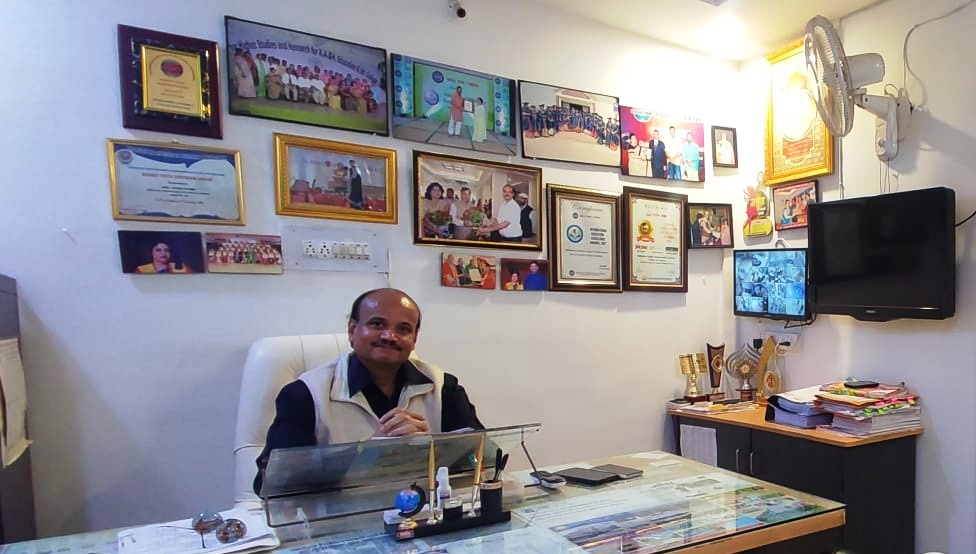 Managing Director’s Desk